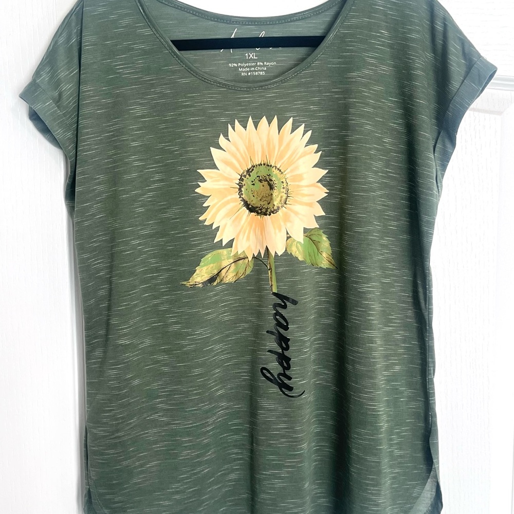 Anneliese Green Graphic Cuffed Sleeve Tee 1XL